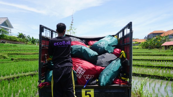 clean-bali-worker-loading-waste-1.jpg