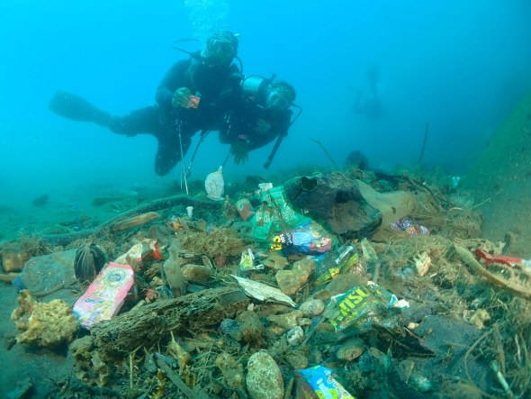 sulawesi-diving-for-waste-3.jpg